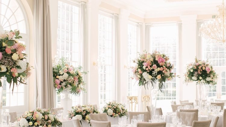 Light+and+airy+wedding+venues+in+the+UK+_+Rushton+Hall+orangery+wedding+reception